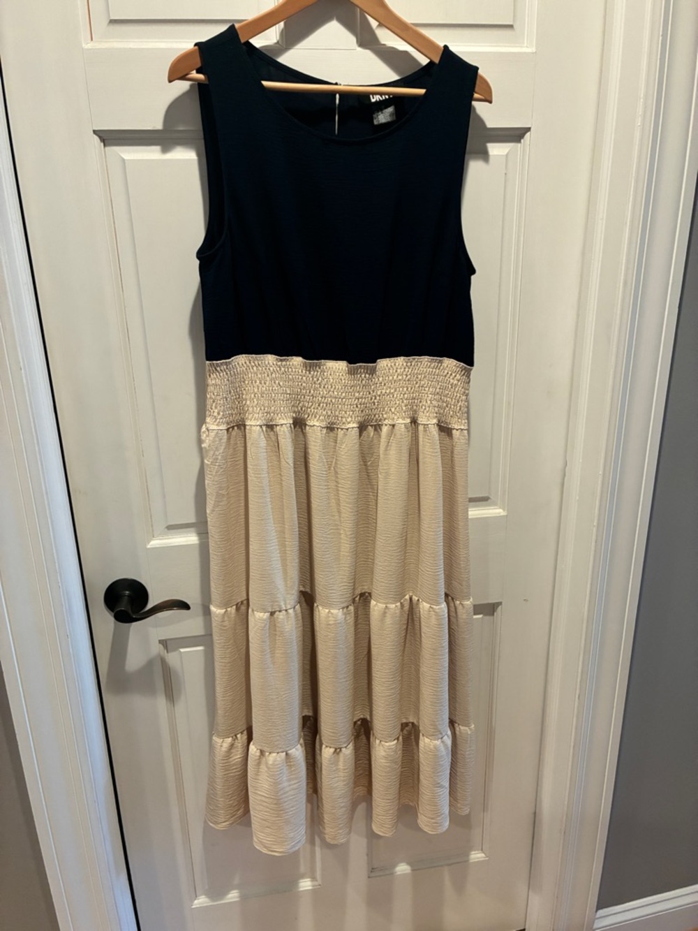DKNY 12 Sleeveless Navy and Cream Tiered Dress